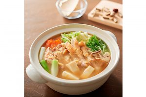 「手づくり鍋の素　サムゲタン鍋」韓国の鶏肉スープをお手本に、チキンの旨みと生姜をきかせて仕上げた。しめはキムチを加えて、ピリ辛の雑炊も楽しめる。