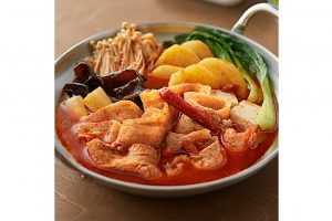 「手づくり鍋の素　火鍋」四川の火鍋をお手本に、唐辛子や花椒（ホワジャオ）、八角など8種類の香辛料をきかせた。しめは、麺を加えて。