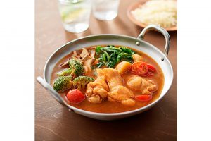 「手づくり鍋の素　スパイシーカレー鍋」北海道のスープカレーをお手本に野菜と鶏肉の旨みとブラックペッパーをきかせて仕上げた。しめはうどんを加えて、カレーうどんも楽しめる。※11月11日（水）発売