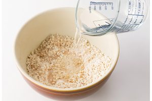 3.60度くらいのぬるま湯を加えてよく混ぜる。温度が高すぎると麹菌が死んでしまうので注意。