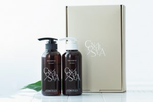 〈コンステラ シャンプー＆トリートメント〉自分だけの香りを配合したヘアケア用品。