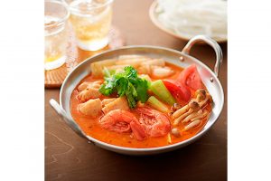 「手づくり鍋の素　トムヤムクン鍋」酸っぱくて辛いタイのスープをお手本に、ライムや唐辛子、レモングラスをきかせた。しめはフォーや春雨を加えて。