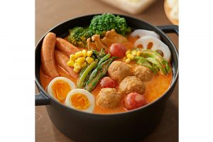 「手づくり鍋の素　バターチキンカレー鍋」3種のトマトにカシューナッツとギーを合わせてコクを出し、カスリメティ（フェネグリークの葉を乾燥させたハーブ）の香りをきかせた。しめに、チーズとごはんを加えてリゾットに。