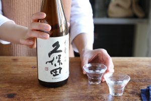 【ぐっち夫婦のおつまみリレー】アボカドとクリームチーズのおかか醤油がけ×日本酒