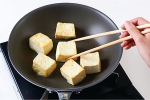 小麦粉をつけた豆腐は全部の面をこんがりと焼く。
