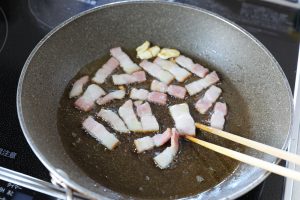 （3）フライパンにオリーブオイル大さじ2を熱し、ベーコンを焼いて取り出す。炒めた油はそのままにする。
