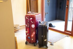 旅に持っていくのは、この2つのスーツケース。左は主に海外用、右は機内持ち込みできる国内用。思い立ったらすぐに出かけられるように、いつも準備万端。
