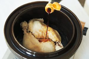 ゆでた骨付き鶏もも肉は厚い鍋や土鍋で煮るとふっくらに。