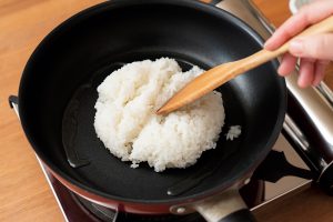 1.フライパンにサラダ油を中火で熱し、ご飯を入れ、 ヘラでほぐす。