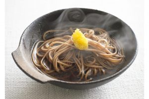 ［鍋の〆は…］鴨肉の甘い脂が染み込んだだしを蕎麦汁に。薄切りにした柚子の皮を添えて、爽やかな香りをプラス。残っただしは翌日雑炊にしても。