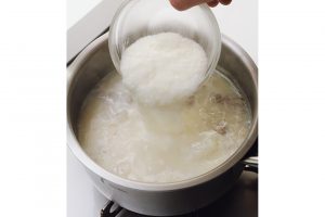 豆乳にすりおろした長芋を加えると、自然なとろみがついて、麺によく絡む。