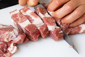 豚肉を厚さ2cmに切り、両面に塩、こしょうしておく。