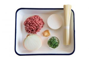 オモニ直伝、牛肉と大根のコリアンそば【白央篤司さんの即席めんレシピ】。