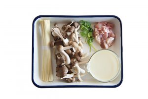 クリーミーな、きのこと鶏肉の豆乳ピリ辛そば【白央篤司さんの即席めんレシピ】。