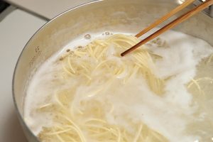 スープが濁らないよう、別の鍋で麺をゆでる。ざるなどに麺をあげ、スープを薄めないようにしっかり湯切りをしておくことが大切。