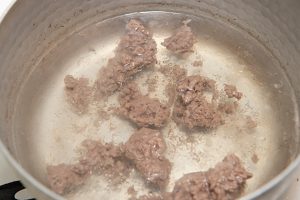 牛ひき肉はそぼろ状に崩さなくてもOK。「少し塊を残すと、食べ応えのある具になります。アクが多く出るので丁寧に取りましょう」