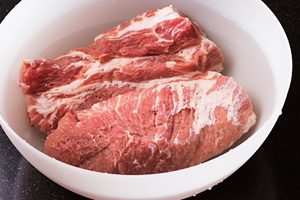 水に10分ほど漬けて、水が濁るまで血抜きをする。豚肉の臭みが取れる。