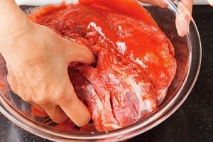 漬け汁を入れたボウルに肉を入れ、手でしっかり揉み、味を染み込ませる。