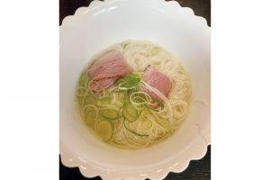 温かい麺は、朝または昼の定番メニュー。好物の三輪そうめんと白湯スープに、生姜、九条ネギ、セロリ、ペッパーハムなど体を温める食材をたっぷり。「お腹も心もホッとします」