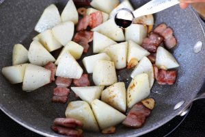 （3）大根を入れ、焼き色がついてきたらしょうゆを回し入れる。仕上げに粗びき黒こしょうをふる。