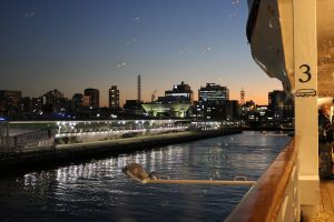 徐々に遠ざかる横浜の夜景。ちょっと感傷的になるひととき。