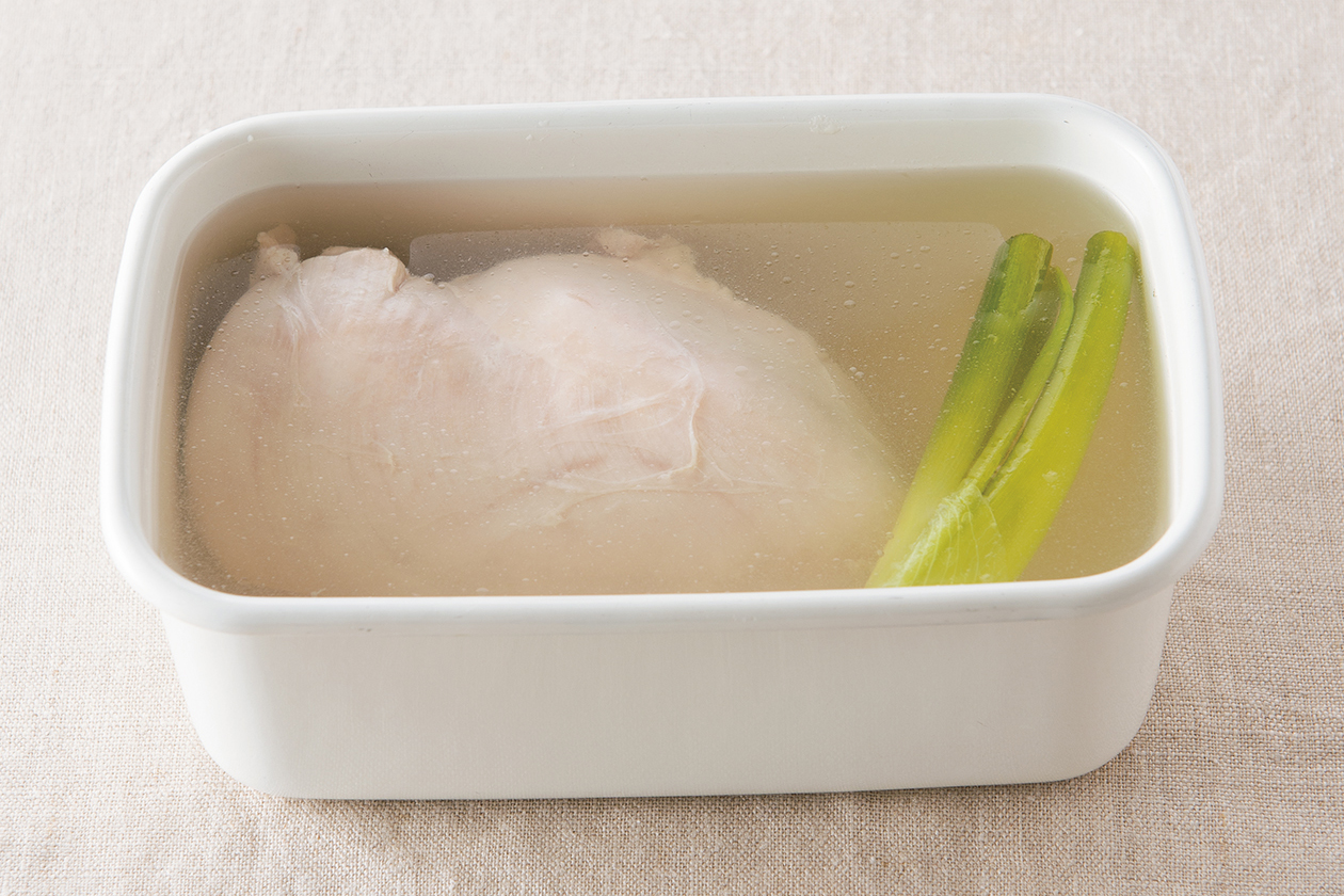 疲れない体をつくる定番「鶏むね肉」を、１分加熱でしっとりサラダチキンに。