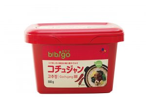 【コチュジャン】「朝鮮半島で使われているもち米麹・唐辛子などが主原料の発酵調味料。甘辛いのでみそ汁の隠し味にも」