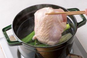 4.鶏むね肉を鍋に入れる。2枚入れると温度が下がるので、中火で沸騰寸前まで煮立てる。