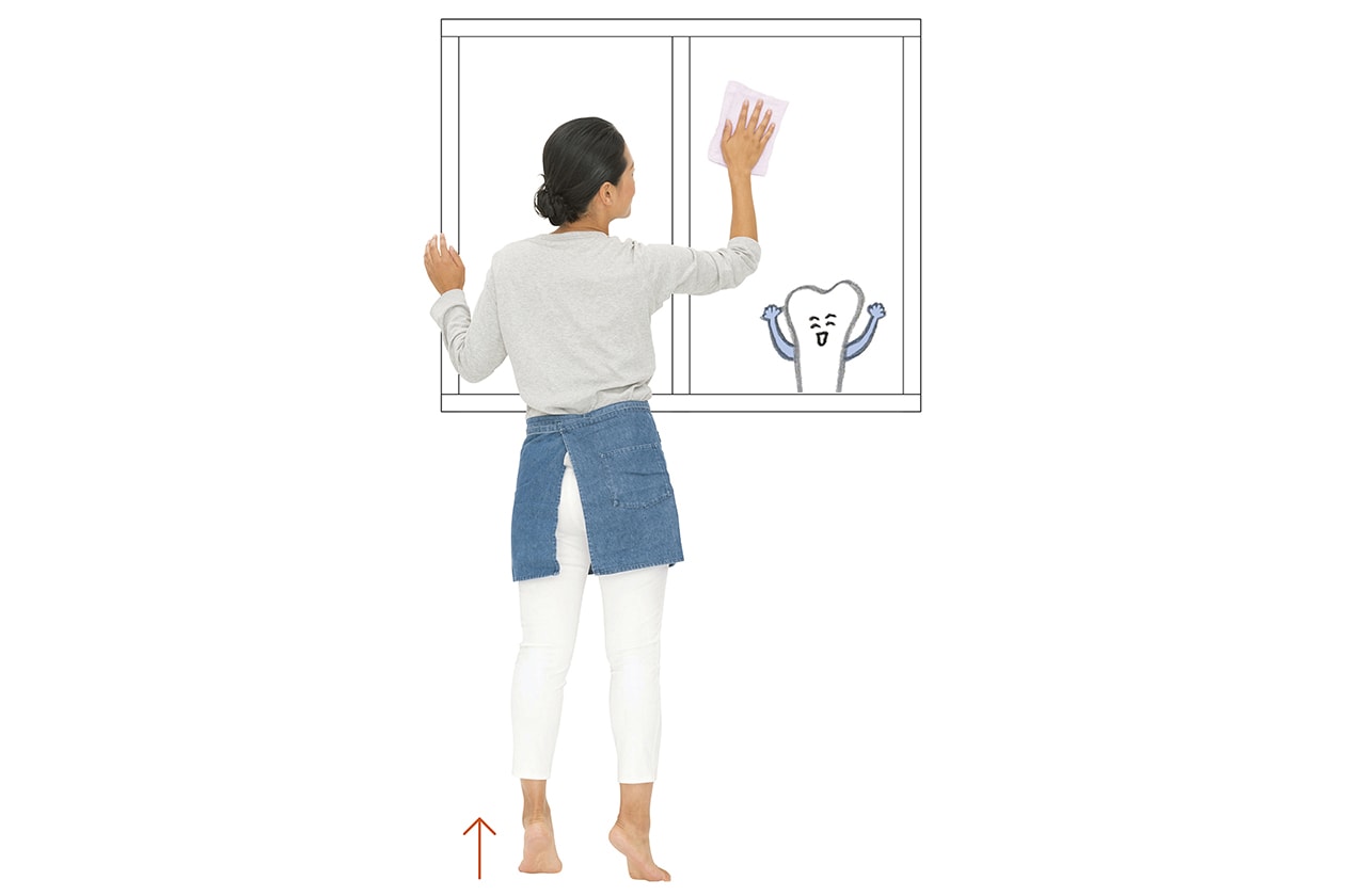 窓を拭きながらふくらはぎを鍛えて運動能力を上げる。