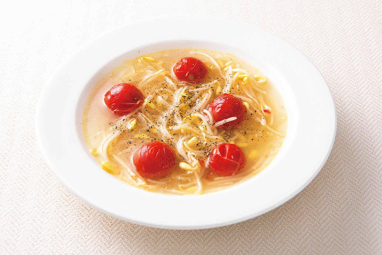 風邪やダイエットに。豆もやしとミニトマトのペペロンスープ【鶏むねスープのアレンジレシピ】