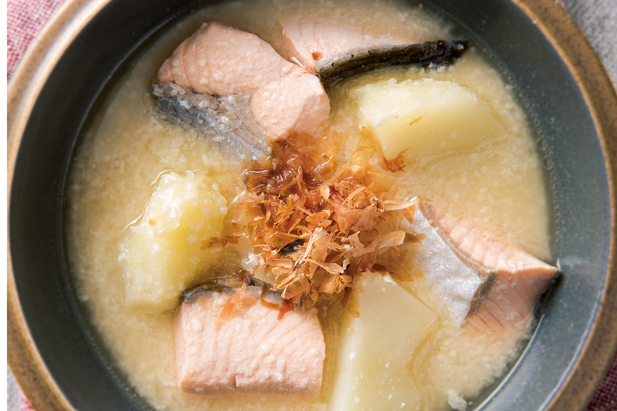 動脈硬化やもの忘れに。鮭とじゃがいもの和風酒粕スープ【鶏むねスープのアレンジレシピ】