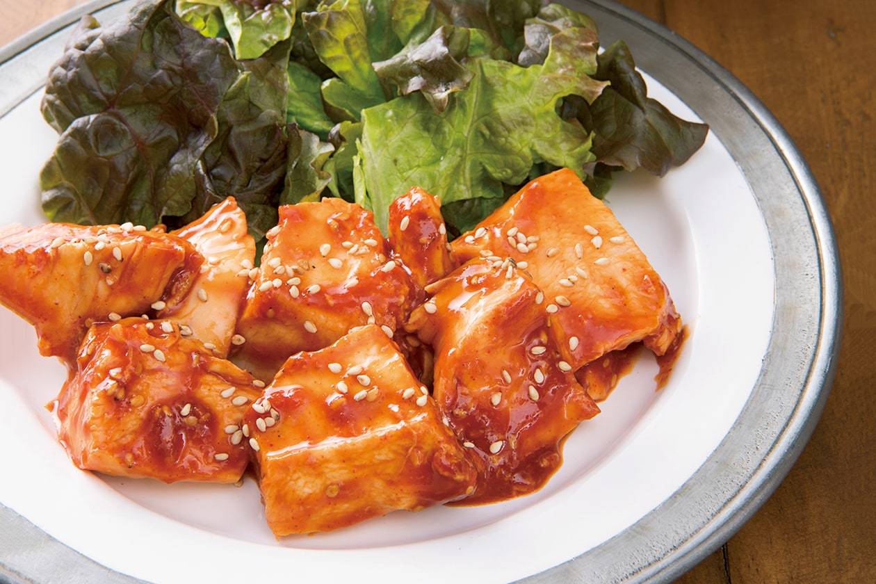 タレに絡めるだけで簡単、手軽な韓国風甘辛チキン。【エダジュンさんの鶏むねレシピ】