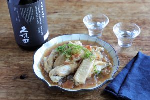 【ぐっち夫婦のおつまみリレー】手羽先としらたきの梅煮×日本酒