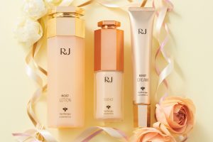 重ね使いで潤いの強化を。左から、RJローションS しっとり 120mL 3,500円、薬用 RJエッセンス 30mL 7,200円〈医薬部外品〉、RJクリームS しっとり 30g 4,500円。