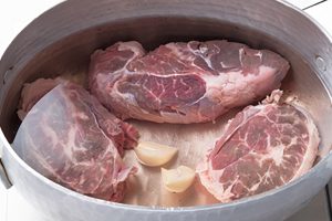 牛すね肉は水から炊き、鍋ごと放置しておくだけで柔らかくなり、調理がスムーズに。