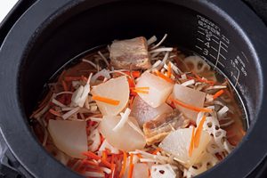 上記スープに根菜、調味料を合わせる。土鍋で炊く場合の水加減は炊飯器と同じ。