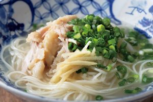 手羽先と玉ねぎのスープと、2つのアレンジ料理【飛田和緒さんのレシピ】。