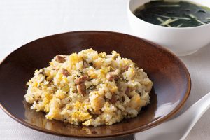 15分で完成！ 納豆高菜チャーハン、わかめとしょうがの中華スープ　【吉田愛さんの電子レンジ時短レシピ】