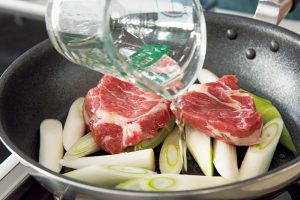 長ねぎの上に塩豚をのせて少量の水で蒸し煮にする。肉本来の旨みが引き立ち、長ねぎの甘味が豚肉になじんで優しい味わい。