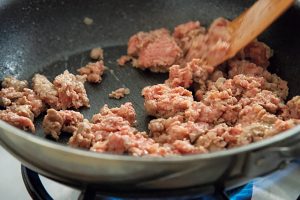 肉だねを崩しながら炒めて、パラパラしてきたら、カレー粉を加える。しっかり火を通してカレーの香りを立たせていく。