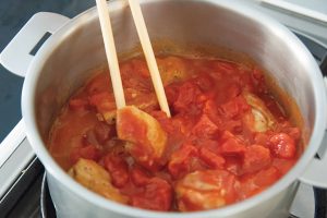 トマトの酸味を飛ばすため10分煮込む。バルサミコ酢と、はちみつのコクで、長時間煮込んだような味わいに。