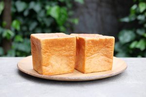 材料のオリジナル食パン「ムー」はオンラインストアから購入できる。