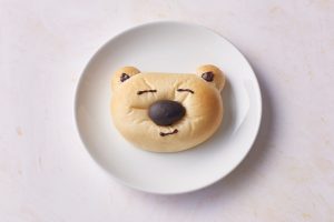 「しろくまパン」（292円）有機小麦の「ゆめちから」の生地に、奥久慈卵を使用した自家製カスタードクリームを合わせた。鼻のチョコレートの苦さ、カスタードの甘さの両方を楽しめる。