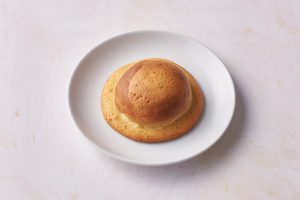 「ぼうしパン」（248円）ふんわりとしたブリオッシュ生地に、サクサク食感のクッキー生地を絞り込んで焼き上げた。