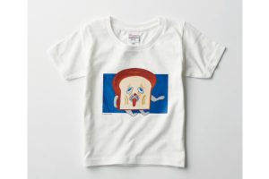 「キッズTシャツ」（3,080円、サイズ：100cm カラー：ホワイト）「パンどろぼう」名シーンのイラストを切り取ったキッズTシャツ。綿を使用したやさしい肌触り。ⓒKeiko Shibata / KADOKAWA