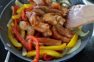 （4）野菜がしんなりしてきたら、鶏むね肉を入れて炒め、色が変わってきたら蓋をして蒸す。