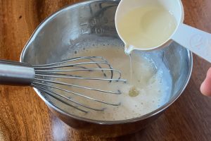 4.Bの材料のうち、塩麹と酒粕、レモン果汁をなじませてから豆乳を加え最後に太白ごま油を少しずつ加える。