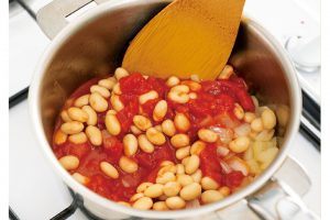 2.玉ねぎが透き通ってきたら、蒸し豆とトマト缶とAを加える。