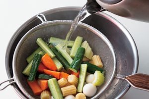 野菜と卵に熱湯をかけて殺菌。このひと手間が、ピクルスを長持ちさせる秘訣（約2週間）。