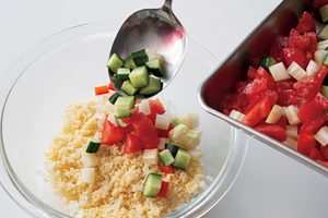 最後に野菜、ミントを加えてよく混ぜ合わせる。ツナを入れるとおいしくたんぱく質が摂れる。